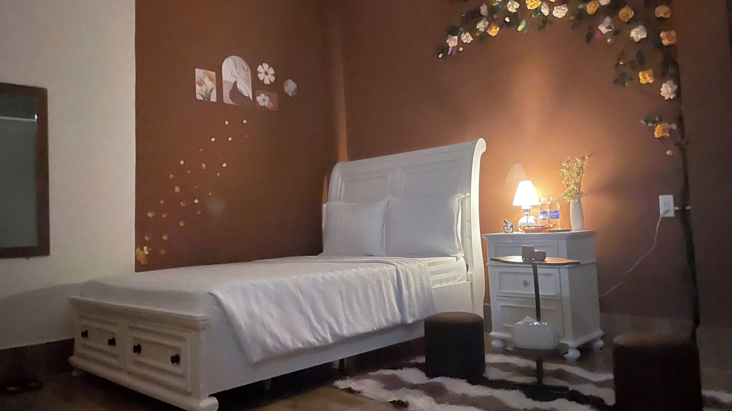 Escritorio, wifi gratis y ropa de cama 