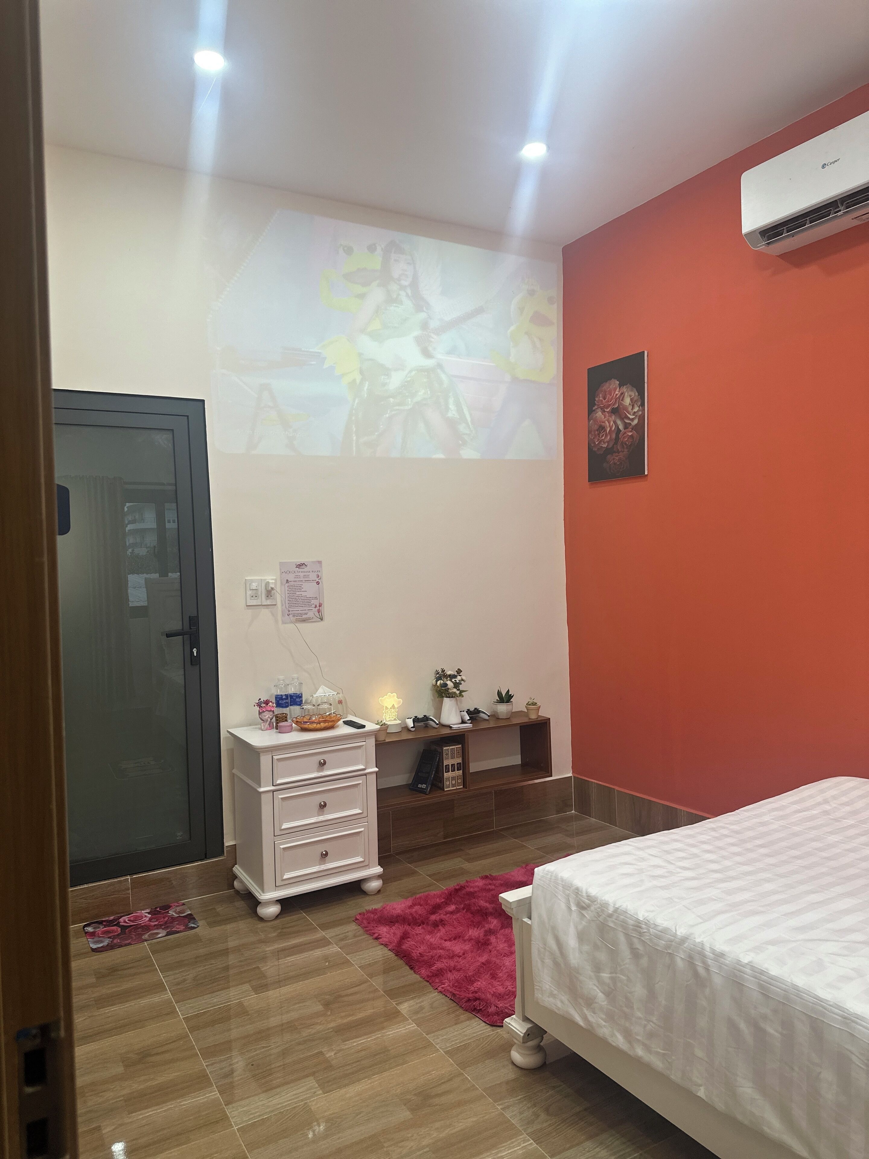 Escritorio, wifi gratis y ropa de cama 