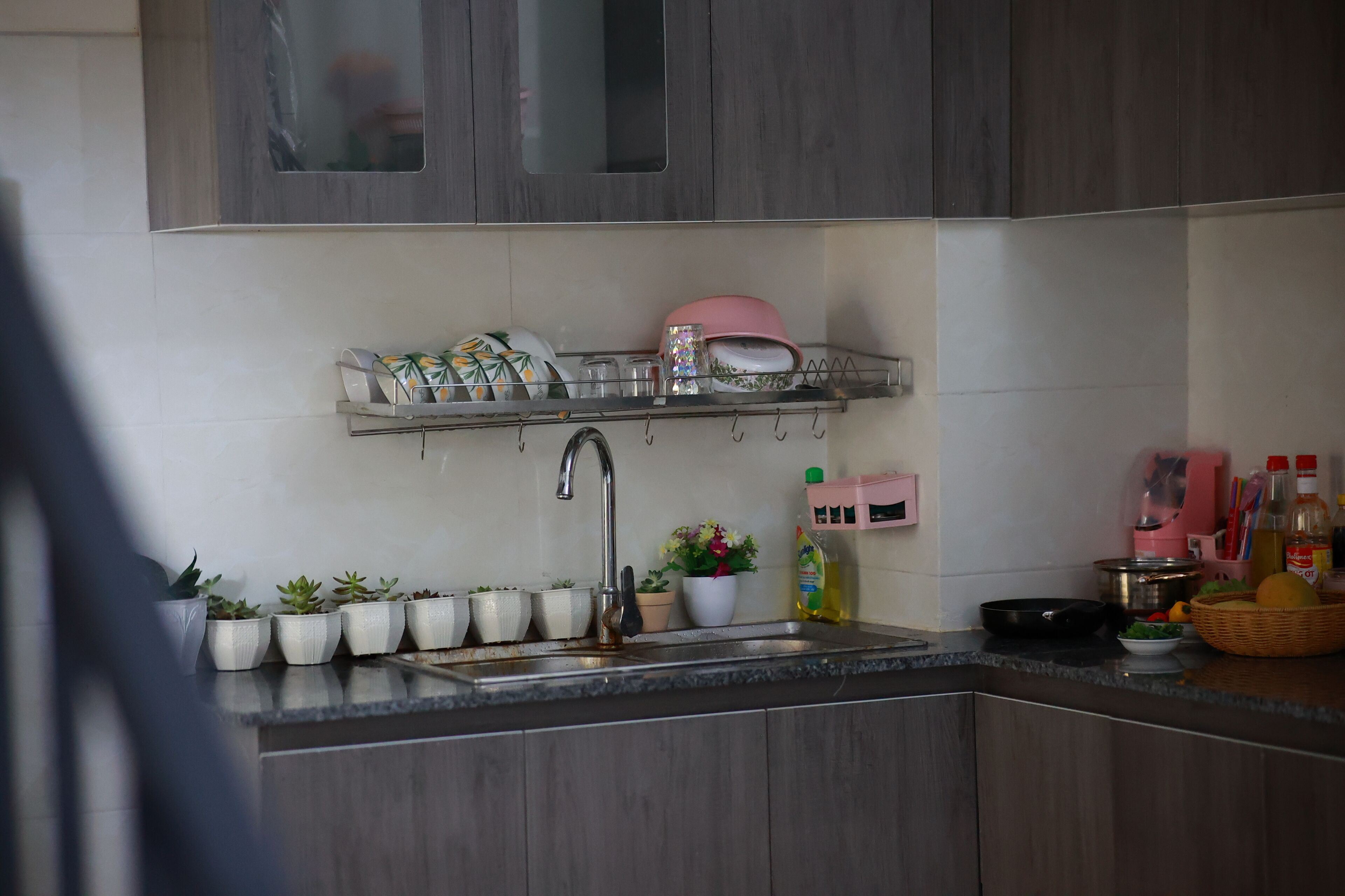 Frigorífico, microondas, placa de cocina y utensilios de cocina