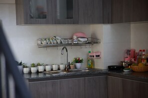 Køleskab, mikrobølgeovn, kogeplade, køkkentøj/tallerkener/redskaber