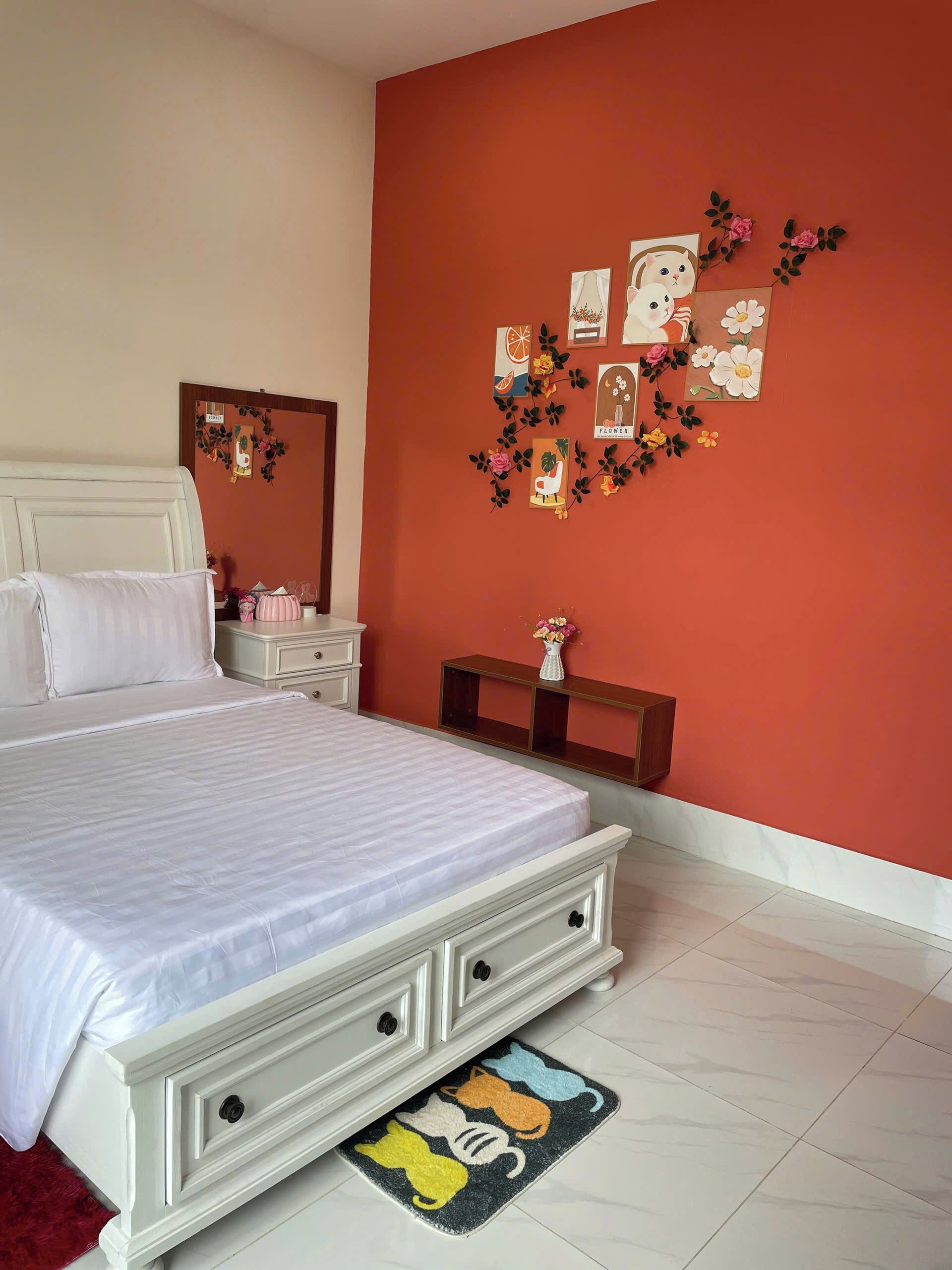 Escritorio, wifi gratis y ropa de cama 