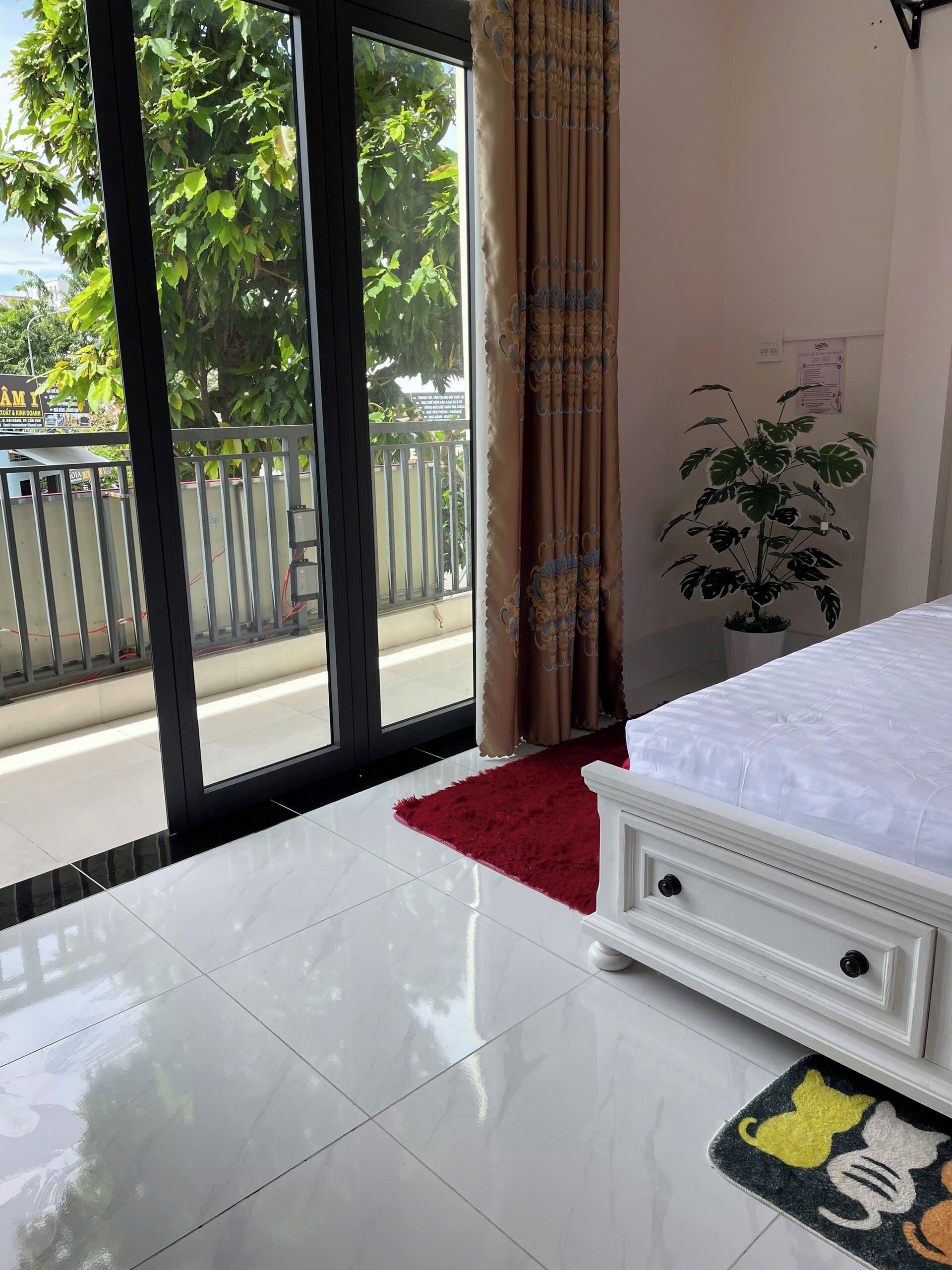 Escritorio, wifi gratis y ropa de cama 