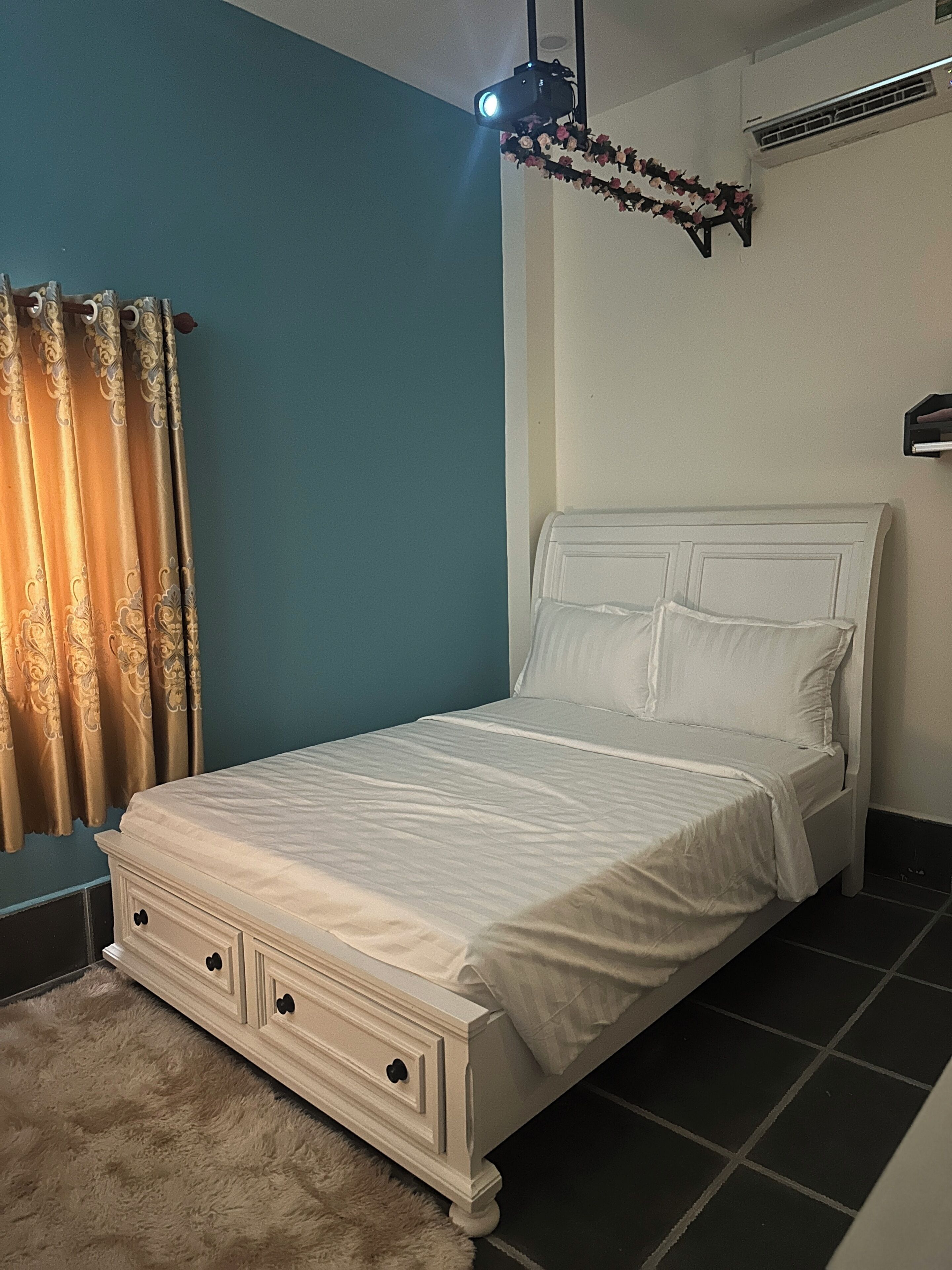 Escritorio, wifi gratis y ropa de cama 