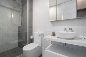 Bathroom - Bright Studio With Rooftop BBQ in Fremantle (Perth)