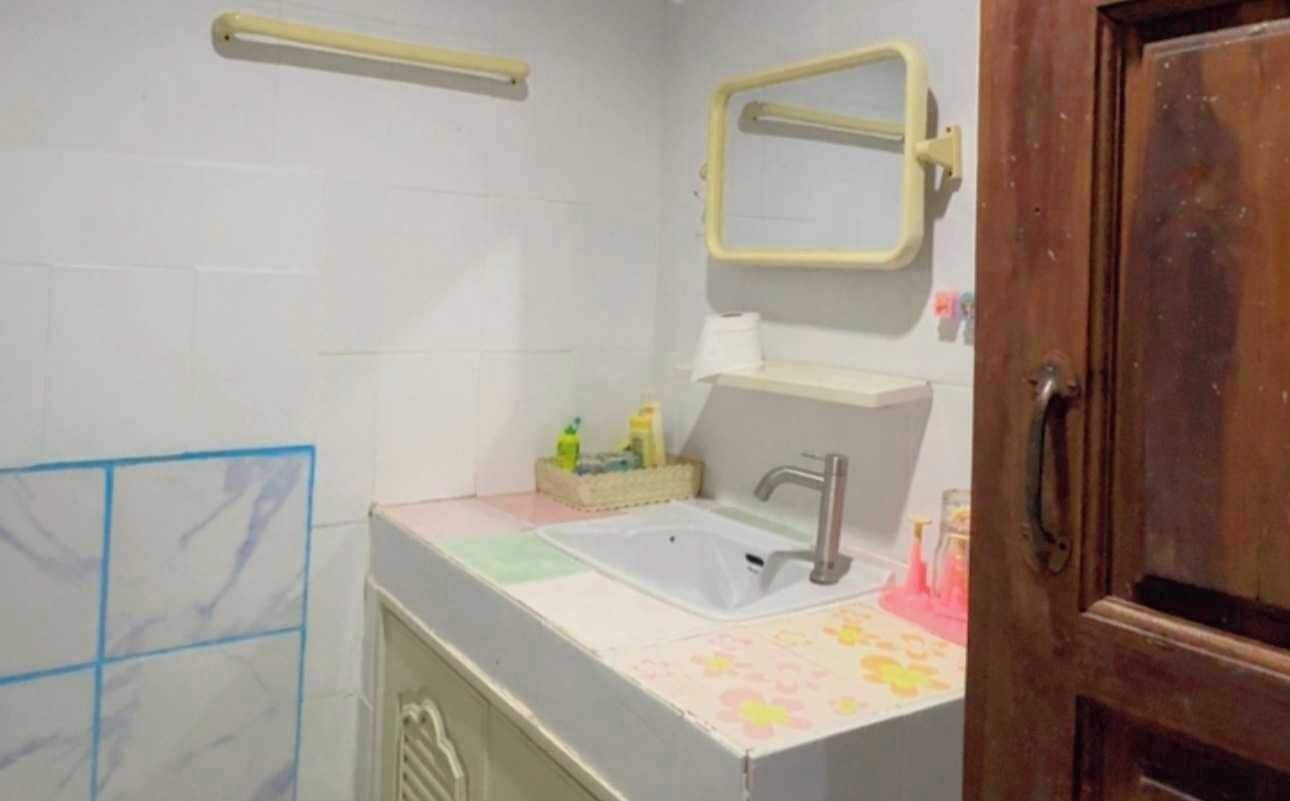 تجهيزات دش، مناشف، صابون، ورق حمّام