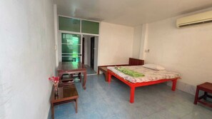 Standard Double Room | Free WiFi, bed sheets - OYO 75596 The Sirisuk House (Si Samrong)