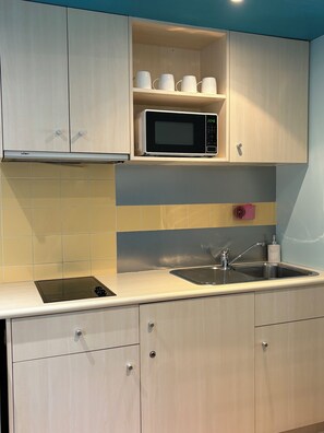 Fridge, microwave, stovetop, electric kettle - Ocean View Seaside Escape - Cowes,  Phillip Island (Phillip Island)