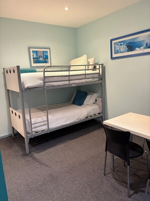 Schreibtisch, Bettwäsche, Rollstuhlgeeignet