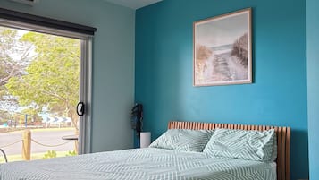 1 slaapkamer, een bureau, een strijkplank/strijkijzer, beddengoed