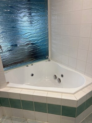 Whirlpool, Haartrockner, Handtücher, Seife