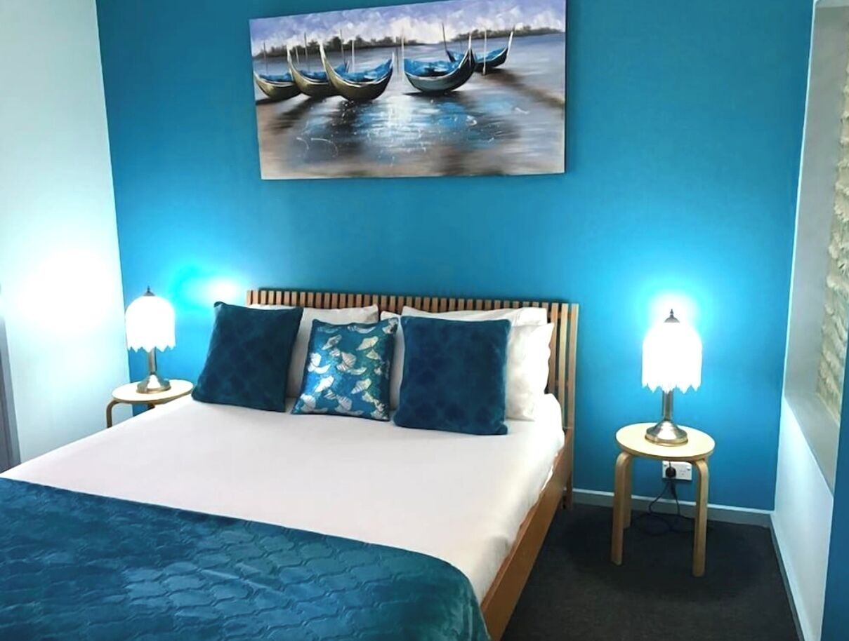 Työpöytä, vuodevaatteet, pääsy pyörätuolilla