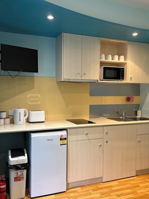 Fridge, microwave, stovetop, electric kettle - Ocean View Seaside Escape - Cowes, Phillip Island (Phillip Island)