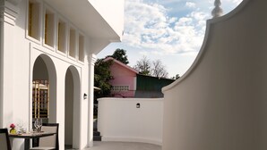 A modern outdoor seating area with a round table, chairs, and a sofa. - Serenity Home (Siem Reap)