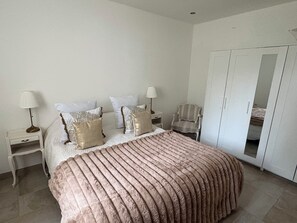 Een strijkplank/strijkijzer, internet, beddengoed