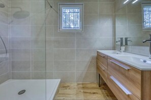 Een haardroger, handdoeken, zeep, toiletpapier