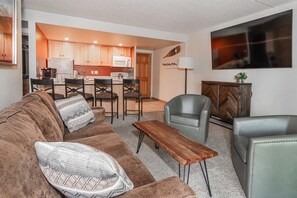 TV, fireplace - Best in Breck. Ski in, ski out. Pool and hot tubs. (Breckenridge)