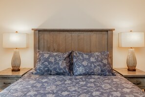Iron/ironing board, travel cot, free WiFi, bed sheets - Best in Breck. Ski in, ski out. Pool and hot tubs. (Breckenridge)