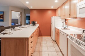 Fridge, microwave, oven, stovetop - Best in Breck. Ski in, ski out. Pool and hot tubs. (Breckenridge)