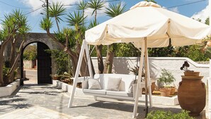 Terrace/patio - Tzivaeri, Lovely village house with ample outdoor area and plunge pool. (Chania)