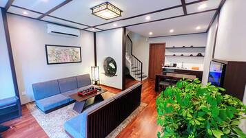 Standard Townhome, Balcony, City View | Living area