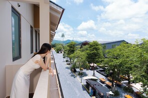 وحدة سكنية متصلة عادية - بشرفة - منظر للمدينة | شرفة/رواق