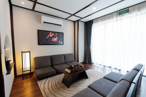 Standard Townhome, Balcony, City View | Living area