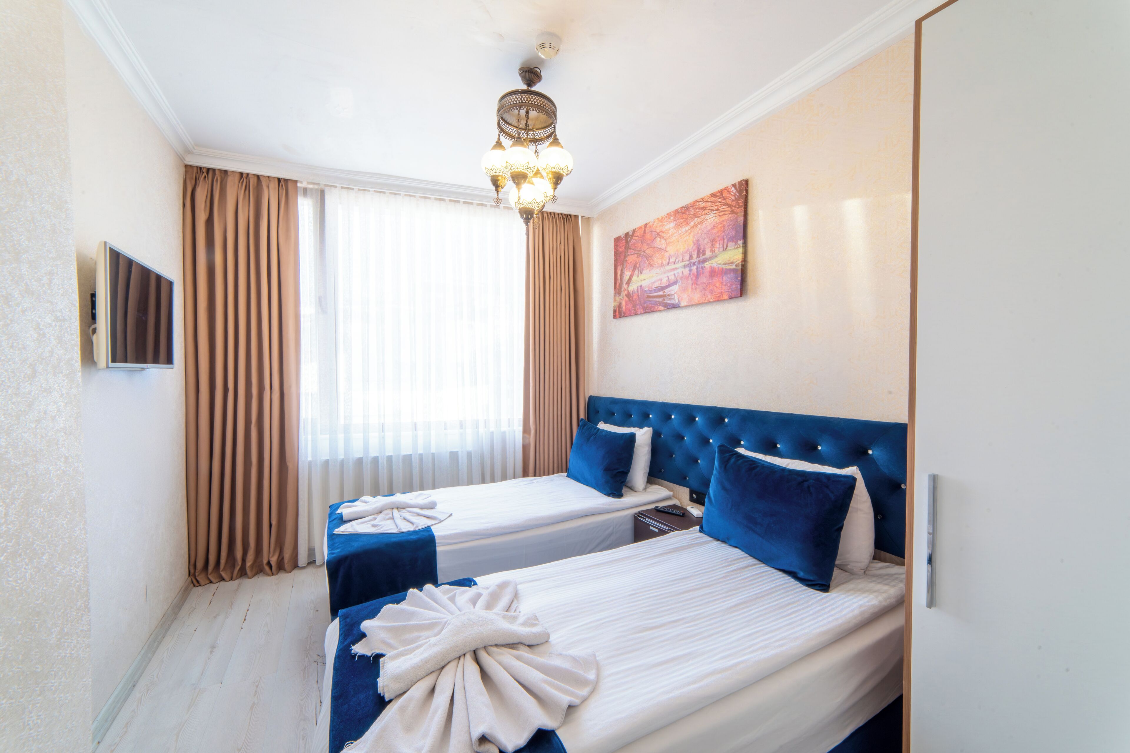 Habitación estándar con 2 camas individuales, vista a la ciudad | Escritorio y wifi gratis 