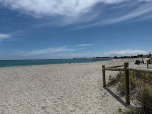 På stranden