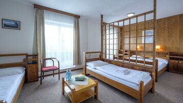 Habitación cuádruple, vistas a la colina | Cunas (de pago), wifi gratis, ropa de cama