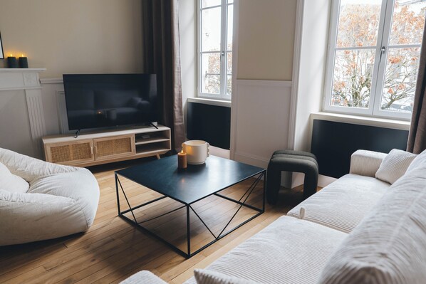 Télévision, chaîne hi-fi