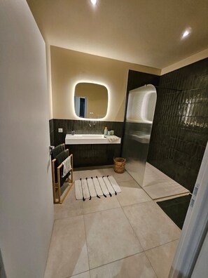 Regadera, toallas, papel de baño