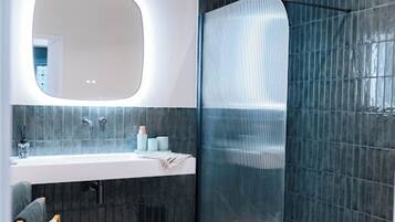 Douche, serviettes fournies, papier toilette