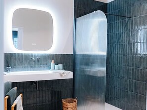 Douche, serviettes fournies, papier toilette