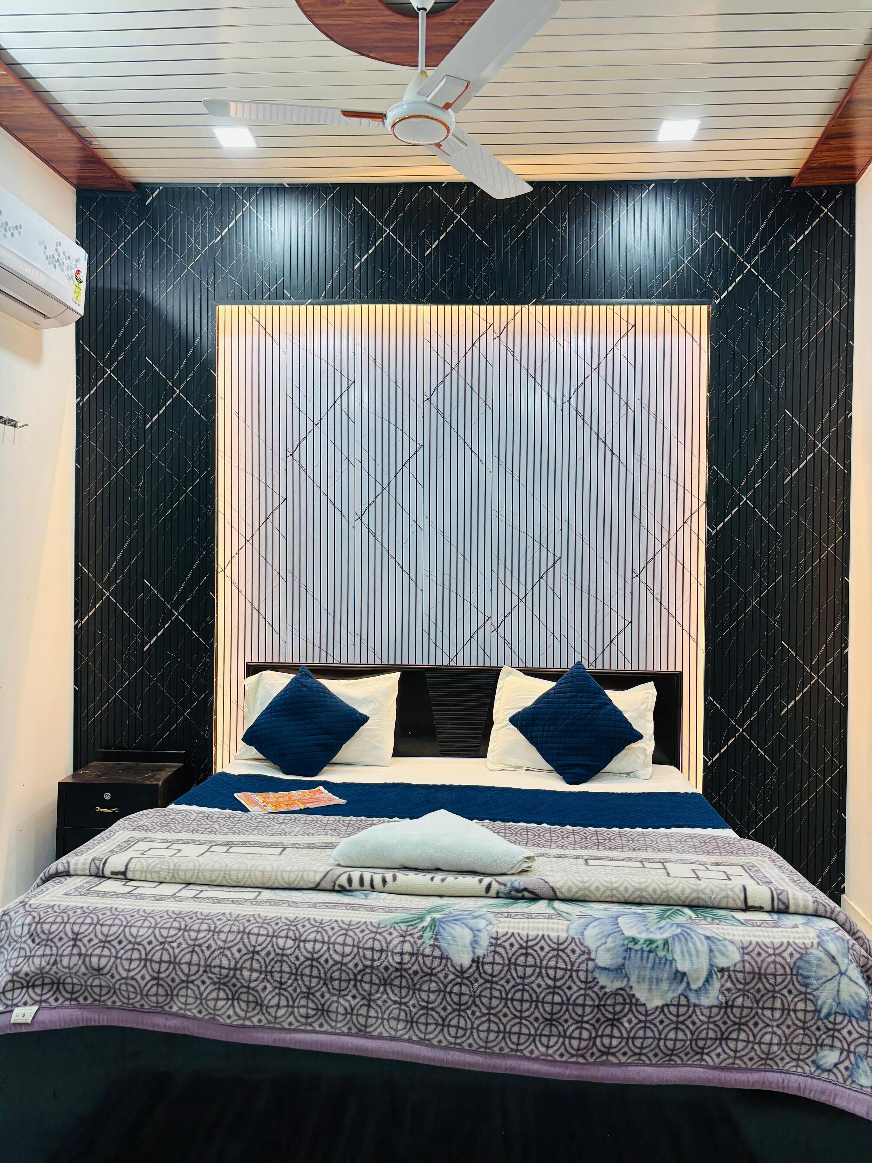 Deluxe Room | Rollaway beds, free WiFi, bed sheets