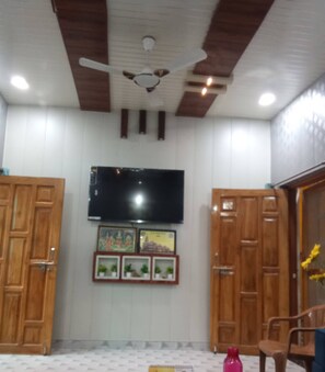 Televisión de pantalla plana de 32 pulgadas con canales por cable 