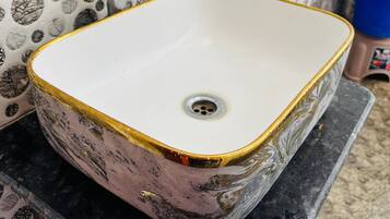 샤워 시설, 타월, 비누, 샴푸