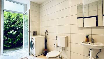 Apartament bàsic | Bany | Combinació de dutxa i banyera i articles de tocador gratuïts