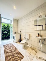 Basic Apartment | Bathroom | Combined shower/tub, free toiletries, hair dryer, towels