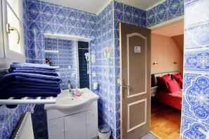 Comfort Quadruple Room | Bathroom - Aggarthi (Bayeux)