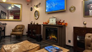 Lobby sitting area - Aggarthi (Bayeux)