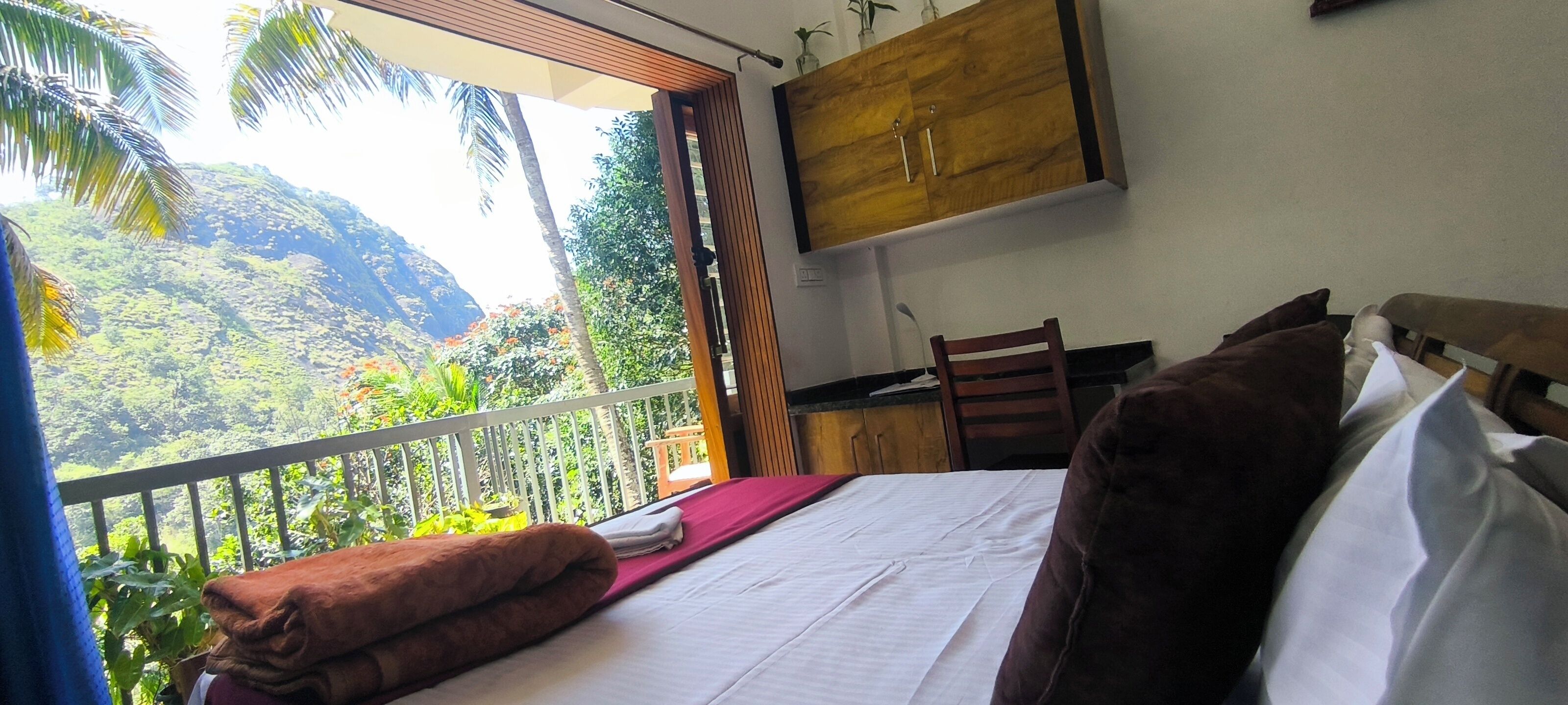 3 bedrooms, iron/ironing board, internet, bed sheets