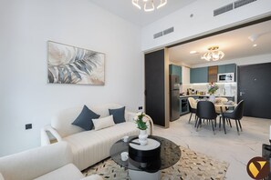 Luksus-lejlighed - balkon - byudsigt | Opholdsområde | 65-tommers smart-tv med satellitkanaler