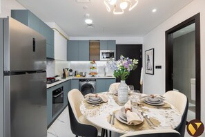 Apartamento de lujo, balcón, vistas a la ciudad | Servicio de comidas en la habitación