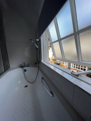 Towels, toilet paper - Grade 2 listed Charming Property in Cross Keys Mews by the river (St. Neots)