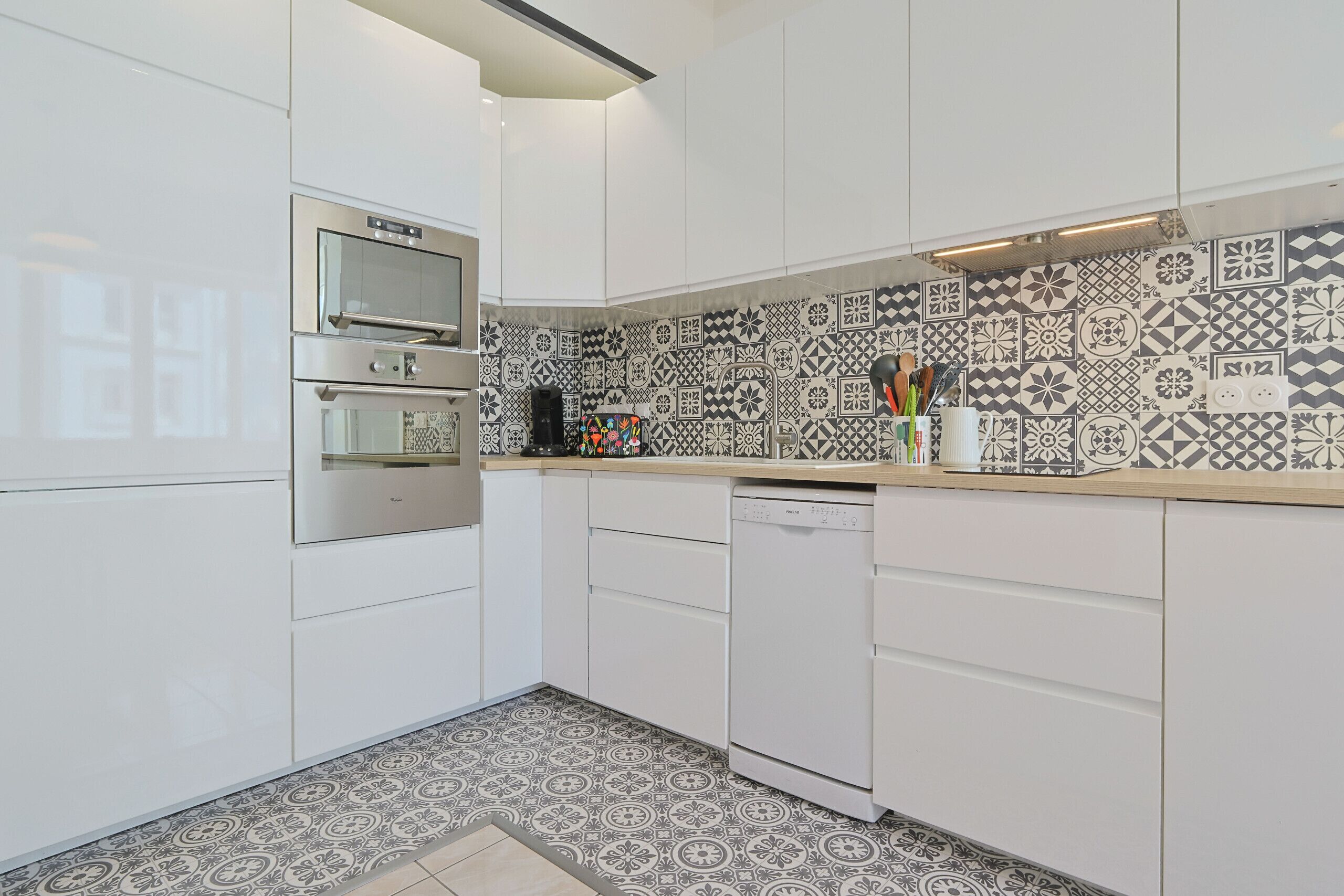 Fridge, microwave, dishwasher, coffee/tea maker