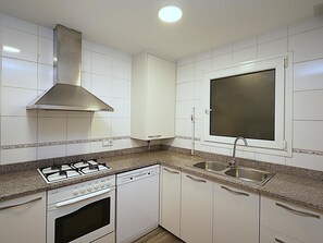 Een koelkast, een magnetron, een oven, een kookplaat