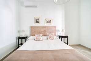 3 bedrooms, iron/ironing board, free WiFi - Holiday Home in La Campana with Roofed Terrace (La Campana)