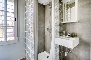 Shower, hair dryer - Holiday Home in La Campana with Roofed Terrace (La Campana)