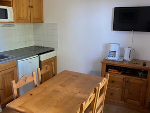 Microwave, stovetop, dishwasher, coffee/tea maker - Two quiet rooms with pool in Super-Besse (Besse-et-Saint-Anastaise-Super Besse)