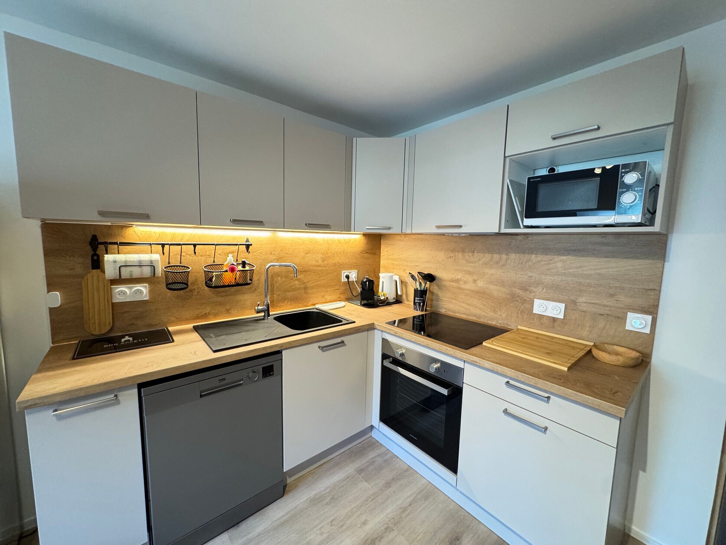 Jääkaappi, mikroaaltouuni, astianpesukone